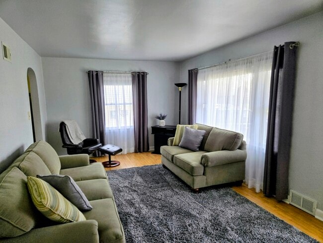 Living room - 920 Erie Ave