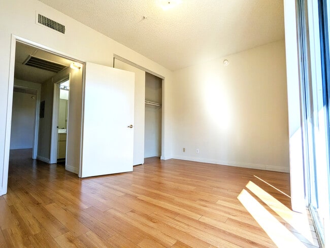 Photo - 553 S St Andrews Pl