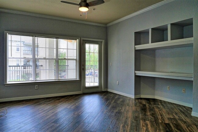Photo - Second floor, 2/2 updated unit, available now!