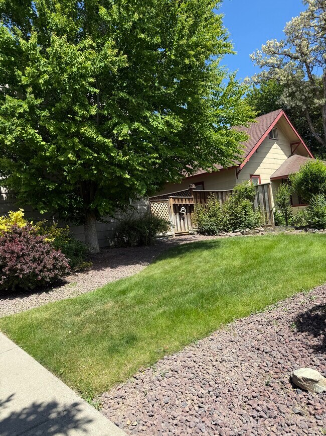 Patio delantero - 703 E Manitoba Ave