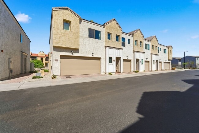 Photo - Stylish 2-bedroom, 2.5 bathroom townhouse in a desirable Phoenix location!