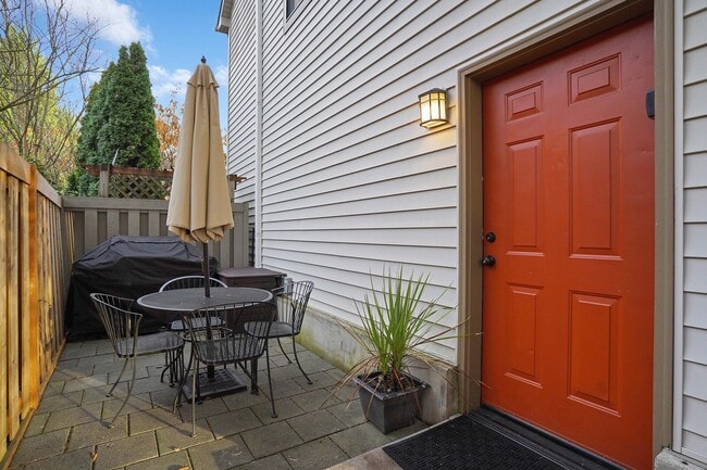 Photo - 731 Elm St SW Unidad Upstairs Apartment