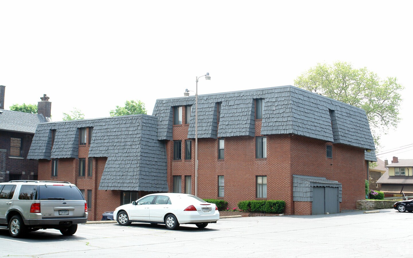 LEXINGTON COURT - LEXINGTON COURT Apartments