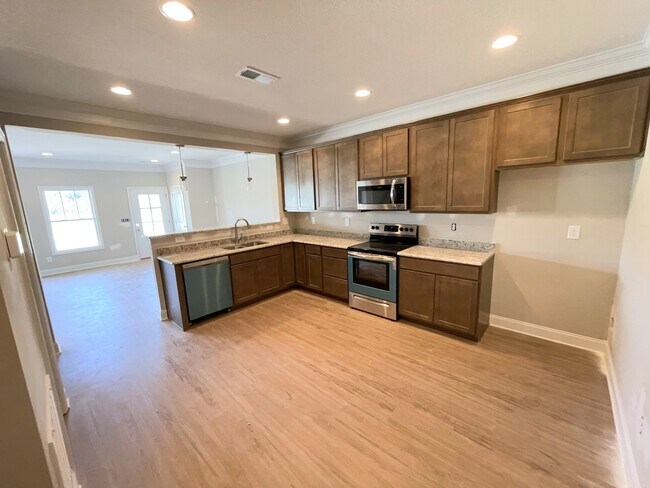 Photo - 328 Broadberry Ave