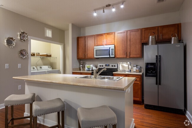 2BR, 2BA - 1,192 SF - River Oaks