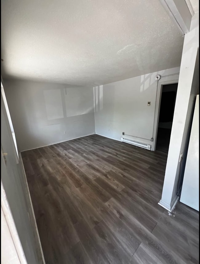 Living Room - 3935 Linden Ave Unit 11