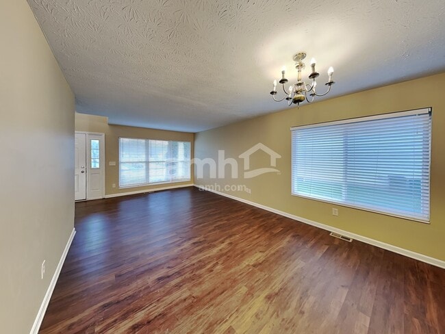 Photo - 4695 Woodfield Dr