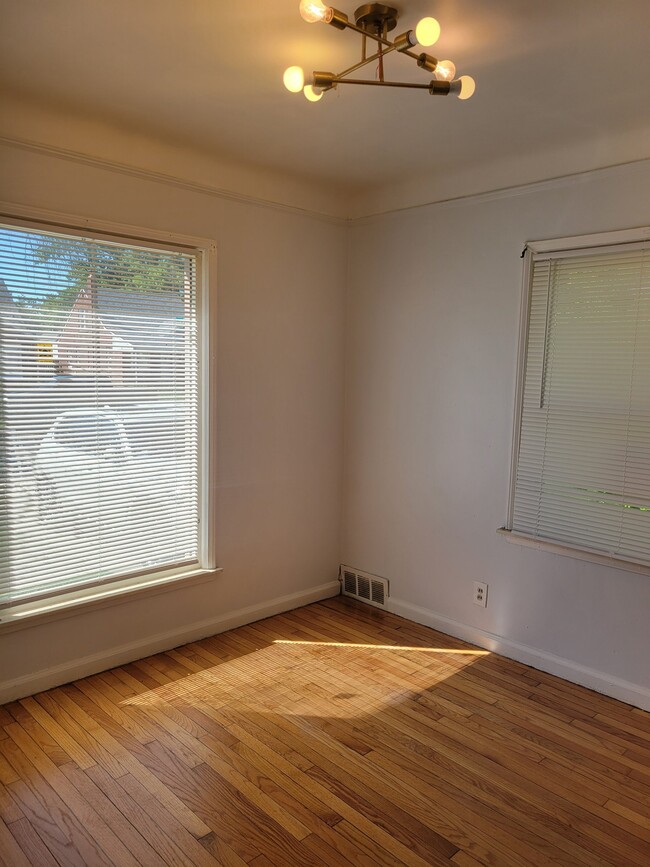 Photo - 10794 Marne St