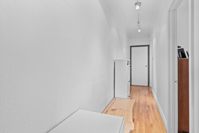 Photo - 1680 Bd Desmarchais Unit 3