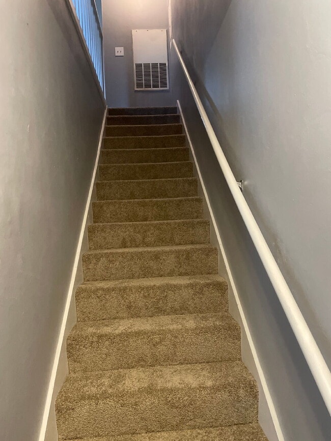 Building Photo - 2 Bed 2.5 Bath Townhome near Campus