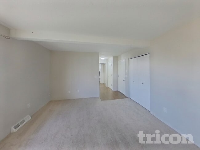 Photo - 931 Market St S