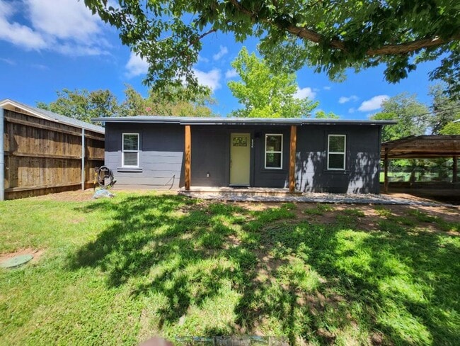 Building Photo - FOR LEASE!!