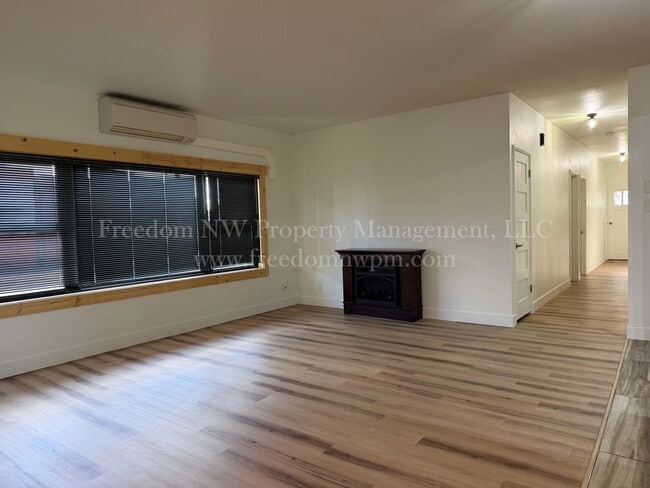 Photo - 105 W Walnut St