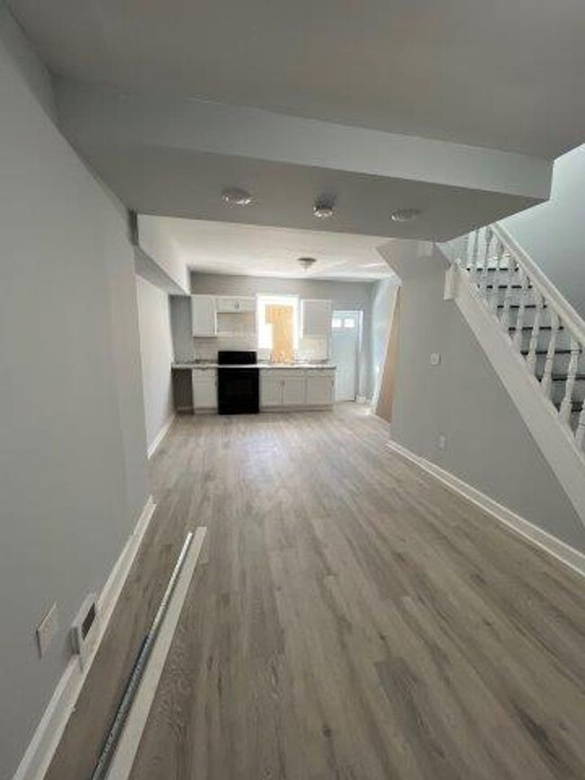 Building Photo - Stunning Renovated, & great location Rental