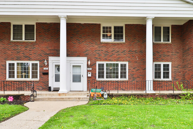 Photo - 925 N Prairie Ave Townhome