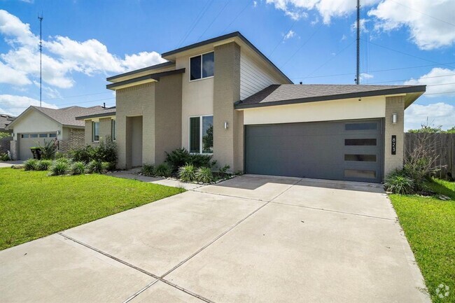 Building Photo - 823 Starcross Bnd Dr Rental