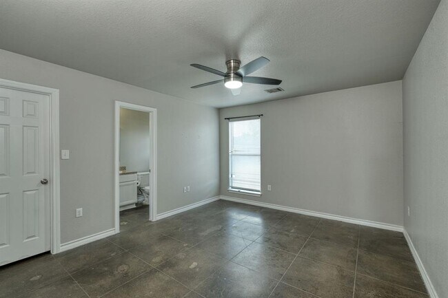 Photo - 104 Castleberry Ct