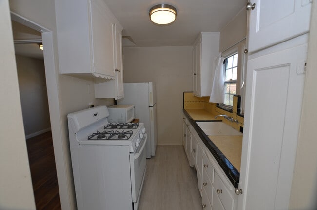 Photo - 1.Bd/1 Ba in a duplex, in the heart of Cor...