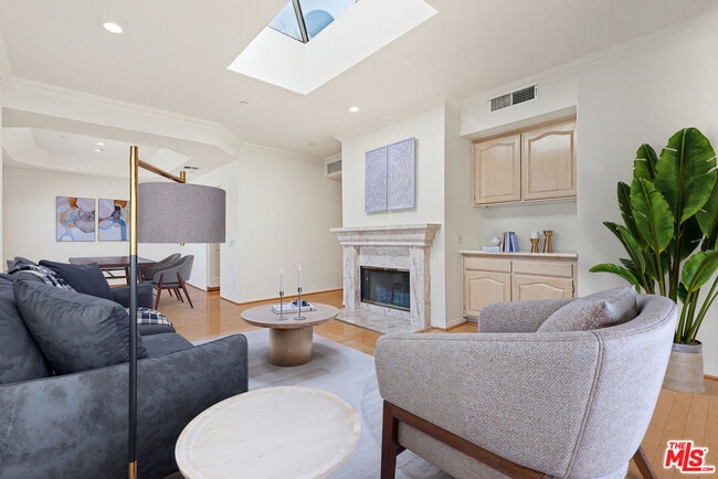 Building Photo - 2025 S Beverly Glen Blvd Unit D