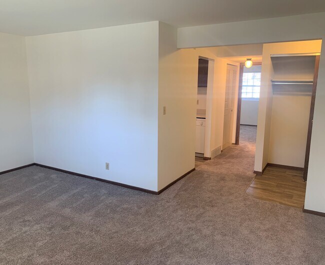 Versailles Apartments For Rent in Peoria, IL