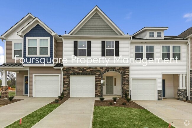Building Photo - Townhome! | Back Patio with Privacy Fence|...