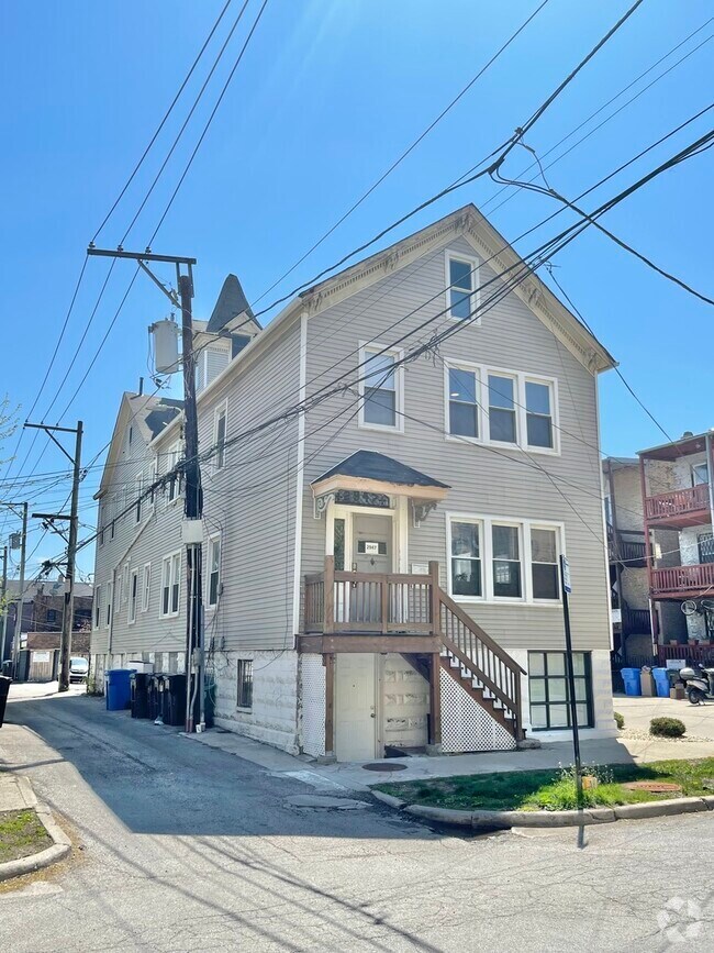 Building Photo - 2947 W Cortland St Unit 2F Rental