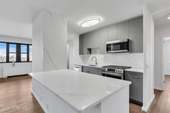 Building Photo - 10 Ocean Blvd Unit 3D