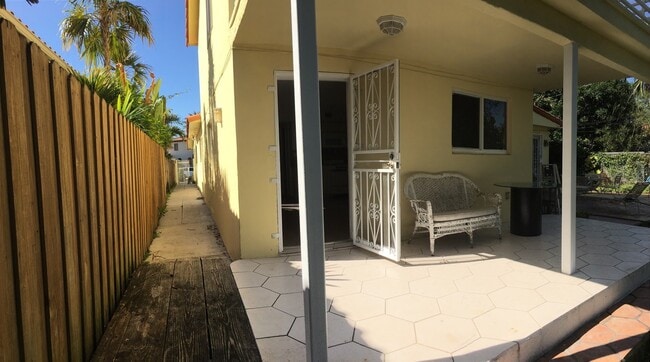 Building Photo - 641 SW 28th Rd Unit Rear