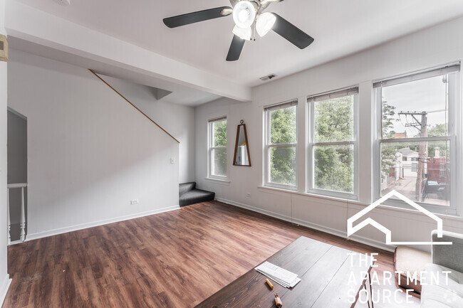 Building Photo - 2616 N Marshfield Ave Unit 2F Rental