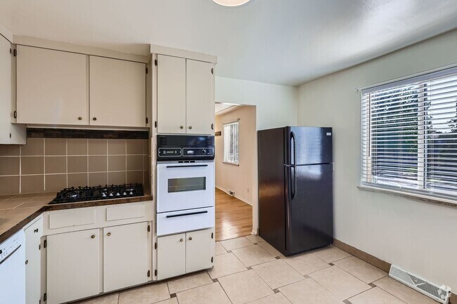 Building Photo - Evolve Real Estate: Charming 2 Beds/1 Bath... Rental