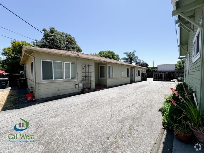 Building Photo - $2,795 - Darling 2 Bedroom 1 Bathroom Dupl... Unit 476 Rental