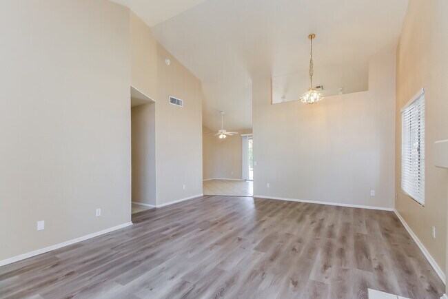 Photo - 1130 N Meadows Dr