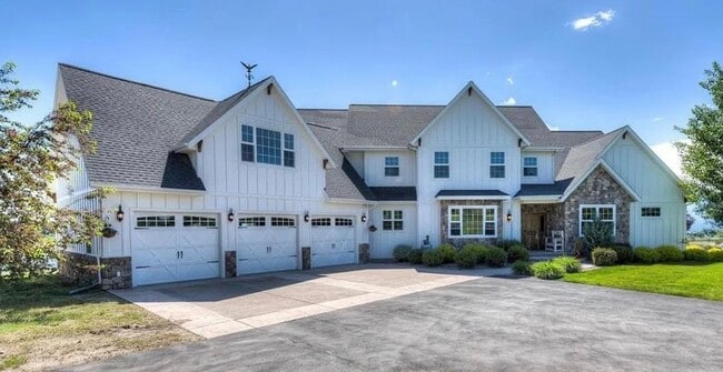 Building Photo - Welcome to Running Ridge.... Fully Furnished Luxury Home!