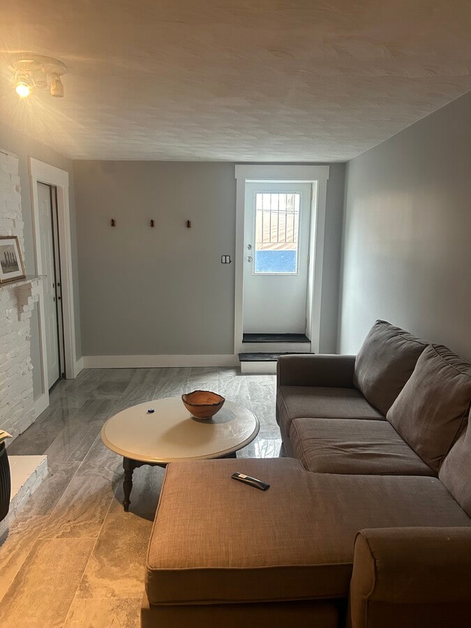 Your own private living room - 890 Highland Ave Casa