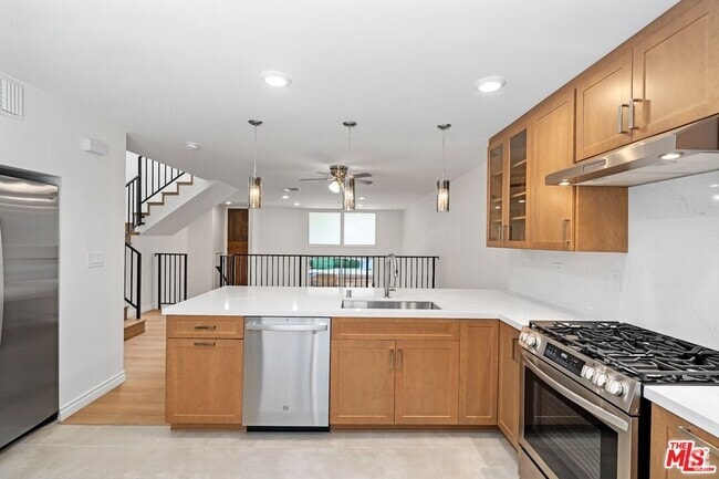 Building Photo - 5238 Newcastle Ave Unit 3 Rental