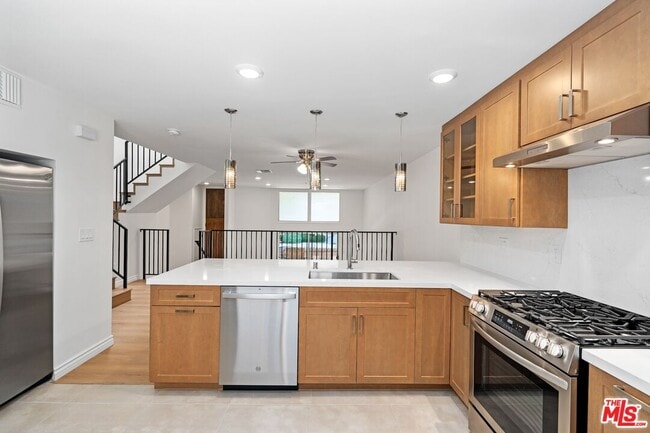 Building Photo - 5238 Newcastle Ave Unit 3 Rental