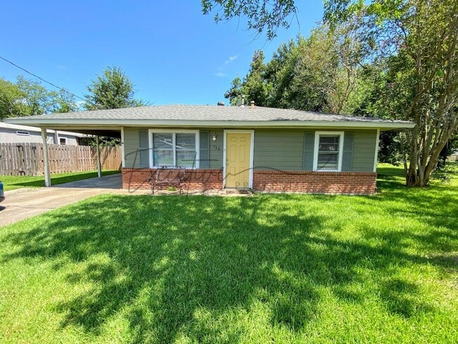 Updated 3-Bedroom Home with Bonus Room & F... - Updated 3-Bedroom Home with Bonus Room & F...