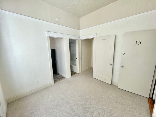Photo - CHARMING HAYES VALLEY STUDIO WITH DECK!! -... Unidad 585 Birch Street, #15