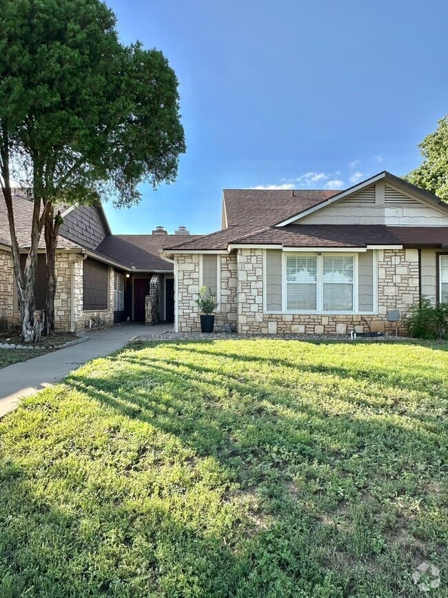Building Photo - COMING SEPTEMBER 2025 - Updated 3 Bedroom ... Rental