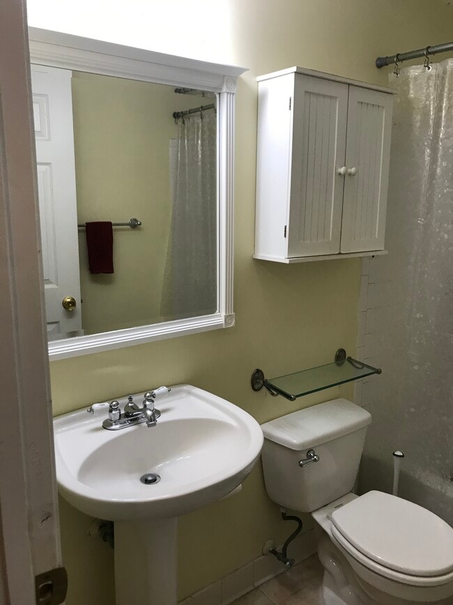 shared full bathroom - 5 Whitechurch Ct