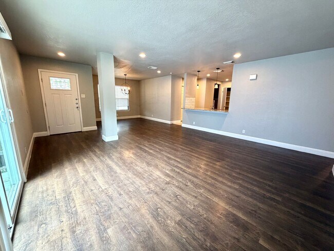 Photo - 3 bed 2 bath in Heritage Park