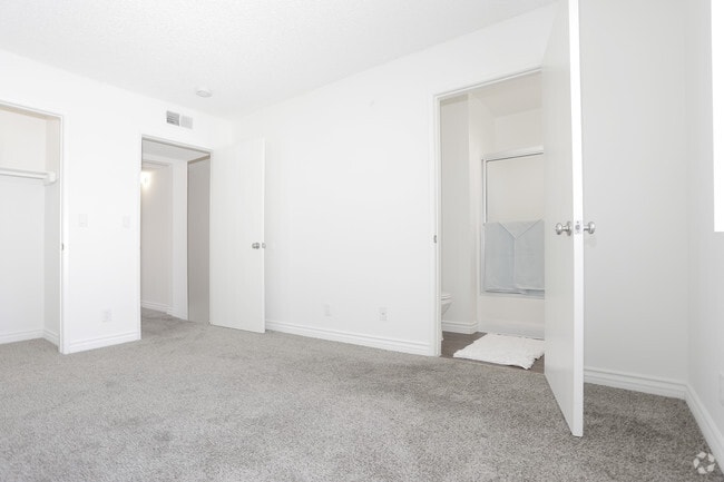 2BR, 2BA - 925 SF
