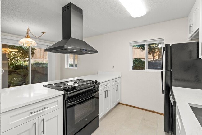 Building Photo - Well Maintained Condo