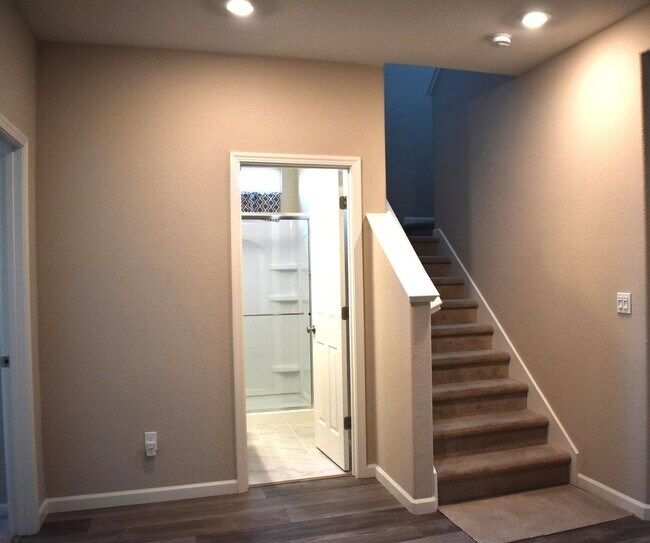 Photo - Stunning newer 5 bedroom, 3 bathroom with ...