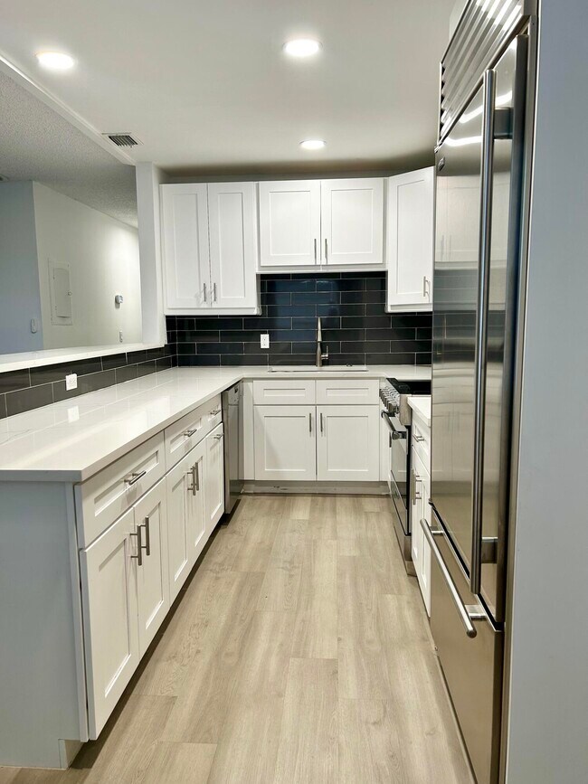 Building Photo - 227 Castlewood Dr Unit 203 Rental
