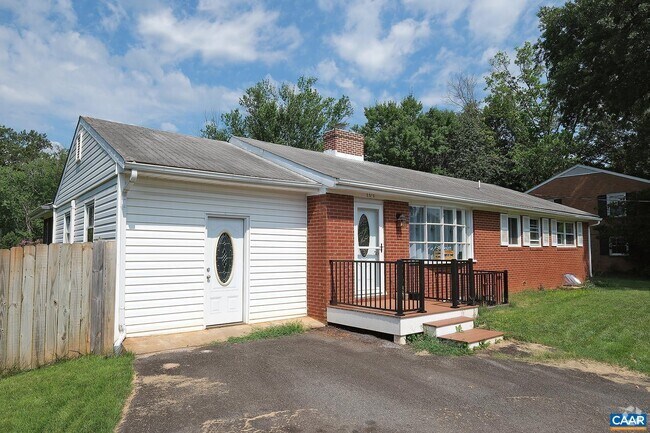 Building Photo - 2219 Greenbrier Dr Rental
