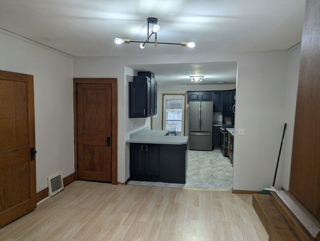 Dining - 1226 S Cecelia St
