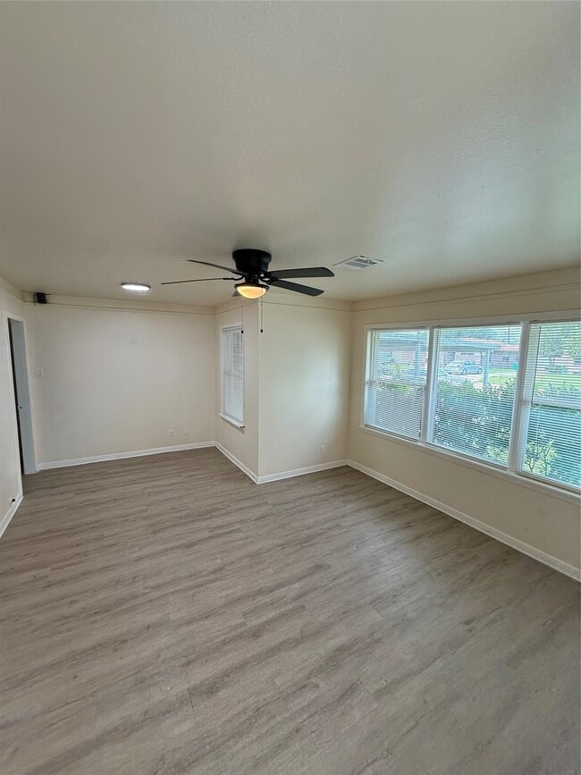 Photo - 407 Midway Dr