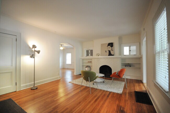 ***AVAILABLE JUNE 1*** - 861 Durant Pl NE Unit 1