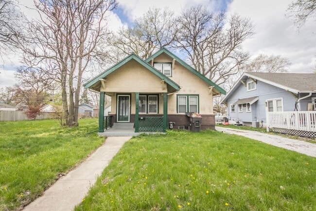 Building Photo - Spacious 3 Bedroom 1 Bathroom Home